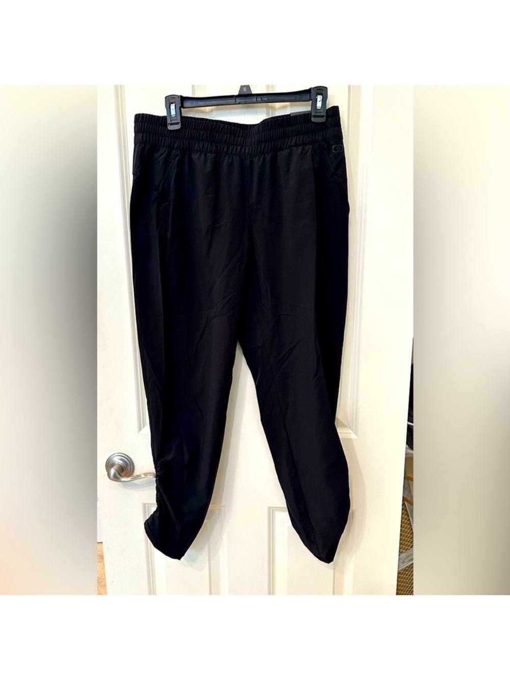 Journey Collection Mid-Rise Crop Leggings in Black